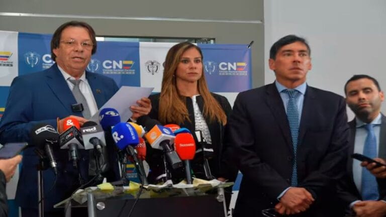 Los magistrados del Consejo Nacional Electoral, César Lorduy, Maritza Martínez y Álvaro Hernán Prada, en rueda de prensa comunicando la decisión de investigar la campaña presidencial de Gustavo Petro.