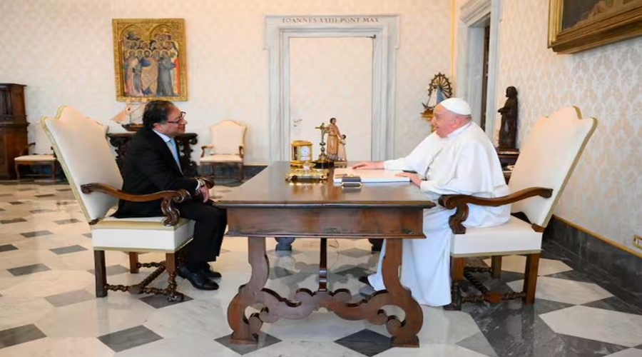El papa Francisco con Gustavo Petro editada