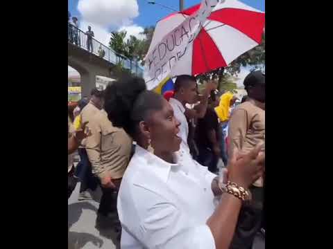 Francia-Marquez-animo-la-marcha-con-los-de-ella-en-el-Valle-del-Cauca-en-apoyo-al-presidente-Petro